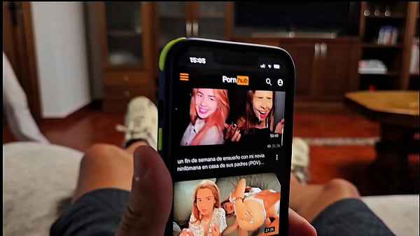 ayudo a joven para que se le baje la polla dura y hago que se corra en mis tetas