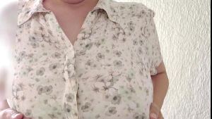 A married woman gets excited by outdoor masturbation：The full video is→https://www.xvideos.red/channels/aika-frau