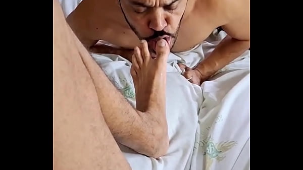 Putona idolatrando meu pézão 43