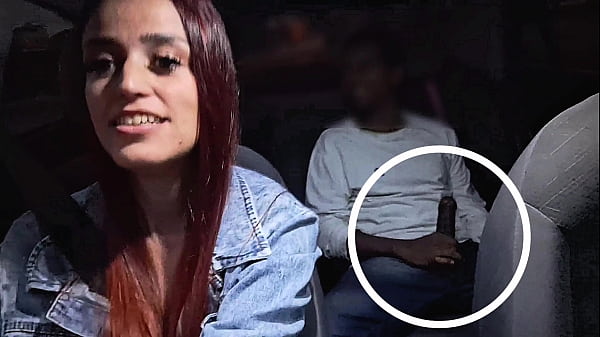 Motorista de app safada pega passageiro se masturbando por trás!