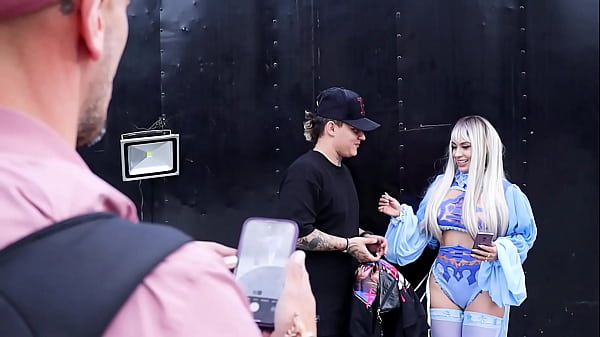 A famous cosplayer is caught on the street and seduced by a stnger who ends up fucking her – Sa Films