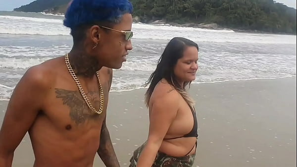 Achei famoso brinquedo na praia e fui logo oferecer a buceta