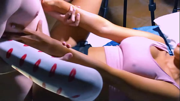 La colegiala se acuesta con el amigo nerd y se lo folla en su habitación mientras sus padres no están.