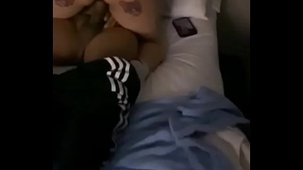 Mi esposa sacandole la leche a nuestro compañero del trabajo