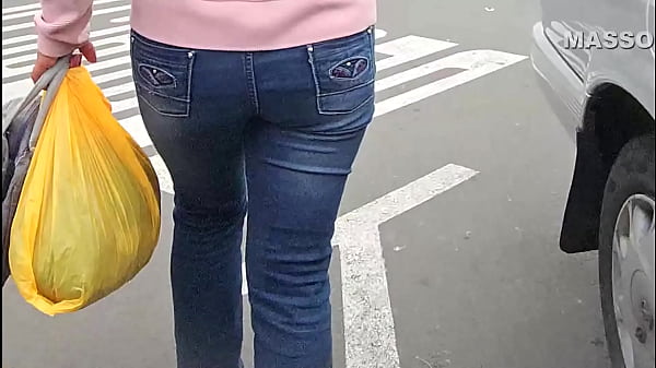 Pille en el estacionamiento de un supermercado a una cahonda mujer y follamos bien duro antes que su esposo llegue a casa.