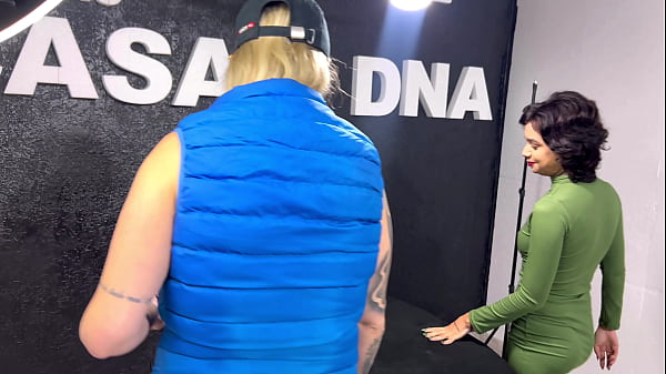 Novinha de apenas 18 aninhos vai no studio de tatuagem fazer uma linda Tatu no cuzinho apertadinho! Tatuadora aproveita e masturba ela no cu ela goza pela primeira vez na vida ! (Tirou meu cabaço)