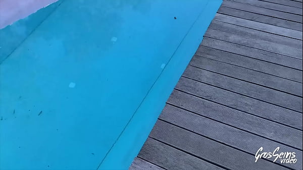 Lisa, blonde aux gros seins, veut deux bites pour la détruire