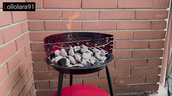 Lara mangia carne, poi cazzo – pompino e creampie sul divano