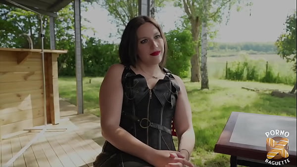 Lily, belle brune, veut du sexe à trois torride