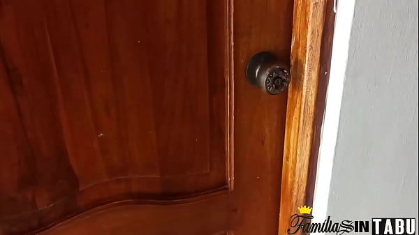 Mi hermanastra esta en el baño y la persigo a escondidad hasta convencerla para coger, el culo en cuatro patas me la follo hermanastra sexy