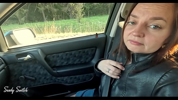 Pretty hitchhiker seduces driver and gives blowjob at 93 mph