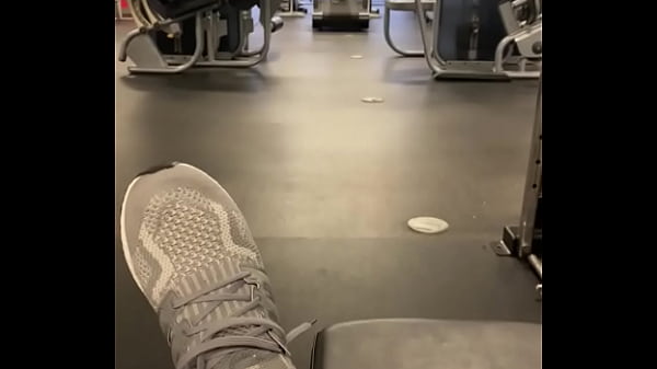 Coworkers fat ass on treadmill