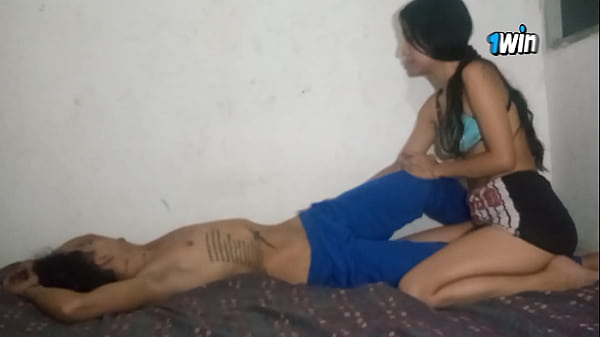 LLEGO CANSADO DEL TRABAJO Y MI HERMANASTRA CALIENTE DESEA CHUPARME LA VERGA | hermanastra caliente tiene sexo con su hermanastro –
