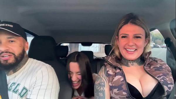 Uber pega passageira novinha que acabou de completar 18 anos siliconada com seu marido e acabam fazendo uma putaria dentro do Carro em São Paulo!Buceta mollhada