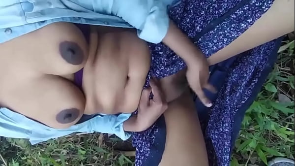 gaon ke khet me ghoomne gayi thi meri saali nangi hokar choot dikhane lagi sexy viral mms video outdoor