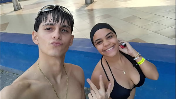 PAREJA DE HERMANASTROS SE GRABAN COMO FOLLAN PERO ANTES DE ESO VAN TOMARSE UNAS FOTOS EN LA PISCINA – PORNO CASERO EN ESPANOL
