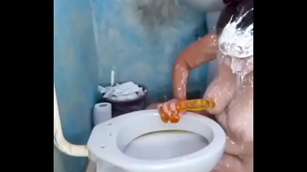 Banheiro Virou Zona: Me Afoguei em 4 litros de Leite e Vomitei Toda Chupando Rola