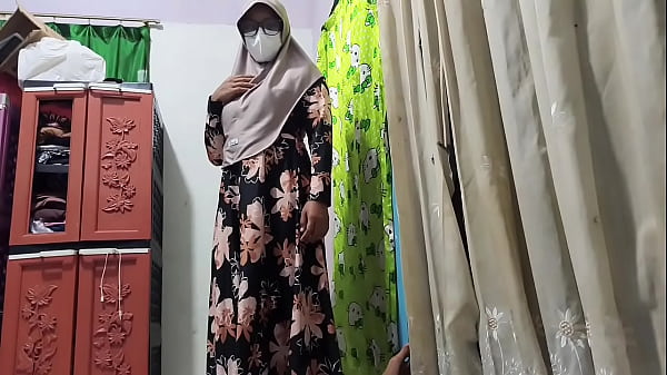 Bu guru pergoki murid sedang ngocok lalu di ajak ngentot