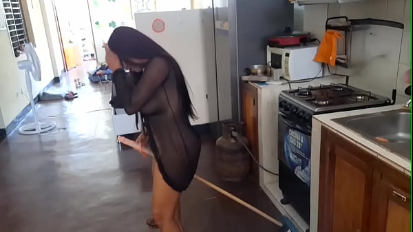 LEAKED VIDEO – Famous Mexican influencer masturbating in the kitchen with a broomstick