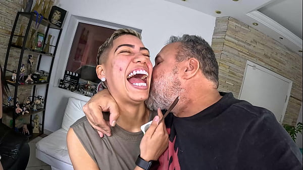 As meninas se divertem com o brinquedo gigante