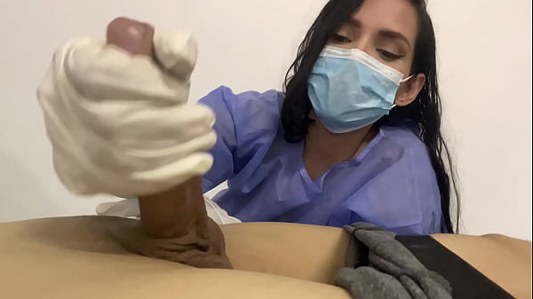 A mi paciente se le puso bien dura, no me pude resistir – PORNO EN ESPAÑOL