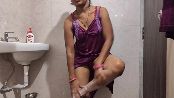 देसी लड़की ने नहाते समय अपने चूत का बाल साफ किया (क्लियर वॉयस)