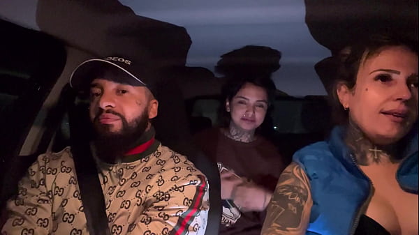 Motorista de aplicativo pega uma passageira que tinha acapado de fazer aniversário! Não aguentamos e pedimos pra chupar ela toda de presente ate ela gozar gostoso nassa boca !