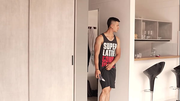 hermanastro me mira bañandome y me hace caer en la tentación de chupar su polla