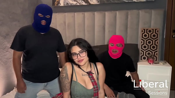 Colegiala sexy es cogida de sorpresa por dos de sus compañeros