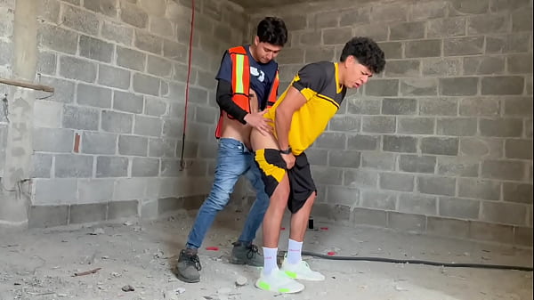 Sin condon. Follando a pelo con albañil