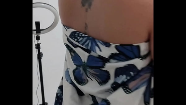 La Putita de mi prima viene a verme dizque para que le haga un masaje, que le duele la espalda y termino masajeandole la concha con mi lengua