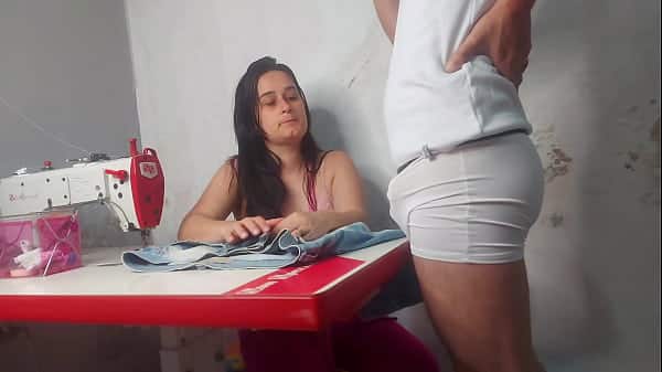 Costureira observando ereção do cliente!