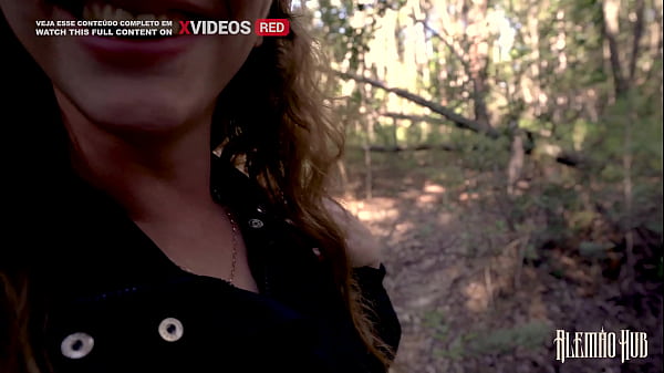 Fui brincar de Lobo mau e encontrei uma gostosa sozinha pela floresta, fodi ela ali mesmo. Sexo em publíco e selvagem!
