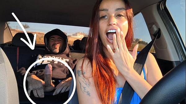 Safada motorista de APP pega passageiro pervertido se masturbando por trás e o ajuda a se masturbar e fode com ele no banco de trás!