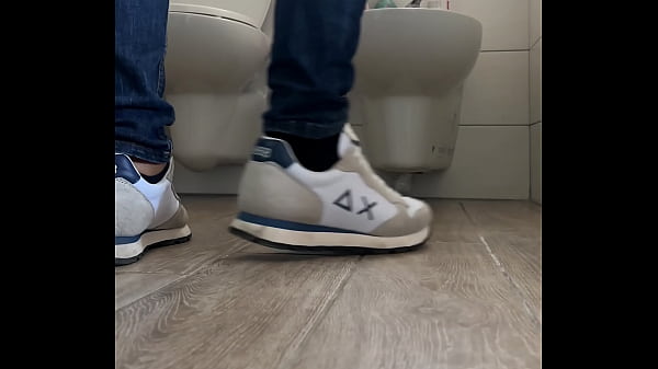 Beccato a masturbarsi spio ragazzo orgasmo reale