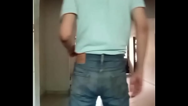 Pantalones orinados con pañal de tela y un día lleno de delicia y pajas