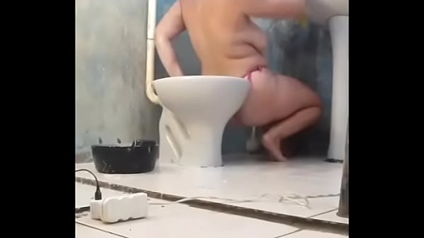 Desespero no Banheiro: Chupando e Vomitando em Cima do Próprio Corpo