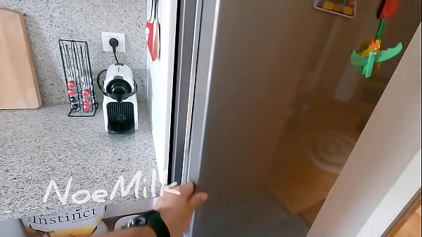 Noe Milk esta tomando el sol en su terraza, le pongo aceite y me la acabo follando sin piedad