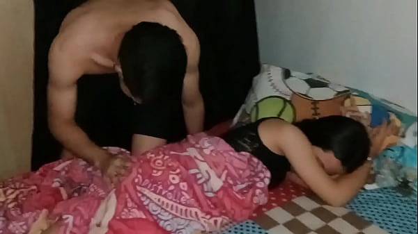 NO ME AGUANDO MAS LAS GANAS DE MANOSEAR A MI JOVENCITA HERMANASTRA Y FOLLARME ESE COÑO ROSADITO – PORNO EN ESPANOL