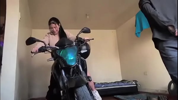 ¡La Puta de Mi vecina me paga el parqueadero con su coño apretado y con su gran culo!