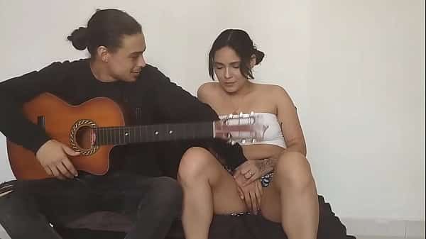 clases de guitarra con mi hermanastro termina masturbandome y follandome el coño duro y apretado – porno en ruso