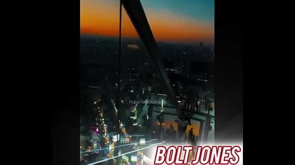 Novinha em evidência com os gringos coroas de Copacabana, Nokia Bolt sendo chamada toda hora pelos velhos