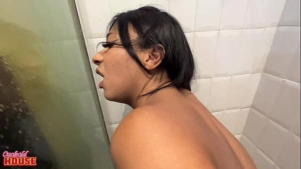 Essa morena novinha aprendeu a sentar no pau – com o cú – bem cedo