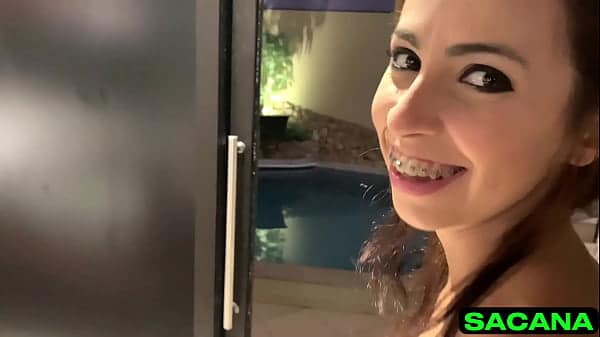 Pensa numa novinha sensacional! Emperrando a rola inteira e ela rindo que delícia ela