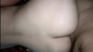 Hermosa latina sexy en estilo perrito, se la follan en cuatro. Se corren en su vagina peluda.