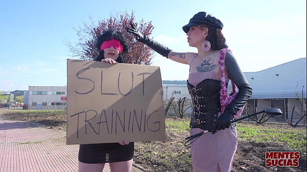 BDSM -Emmita misbehaves… and Fedora delivers the punishment. Emmita se porta mal… y Fedora se encarga del castigo