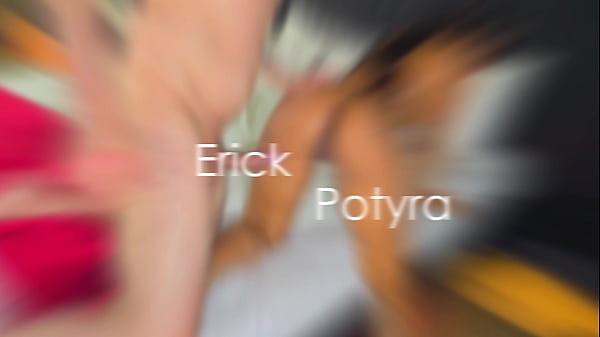 Amigo deu uma gozada monstra em cima do cuzinho da minha esposa, não resisti e enfiei toda aquela porra para dentro da bucetinha dela e na sequência gozei dentro também.