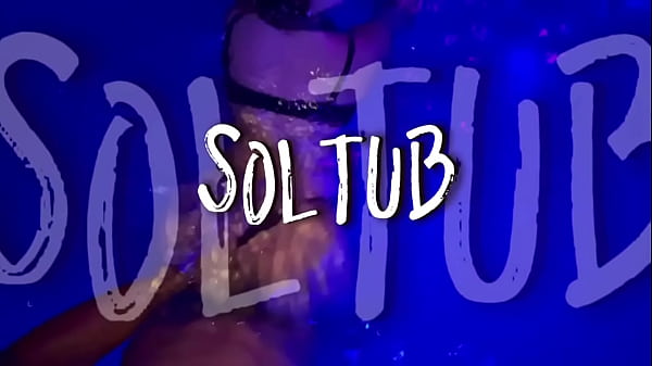 ATRIS PORNÔ É EXPULSA DE TABACARIA APÓS GRAVAR VÍDEO TRANSNADO NA PICINA