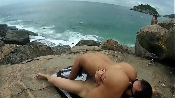 Curtindo uma praia peladona