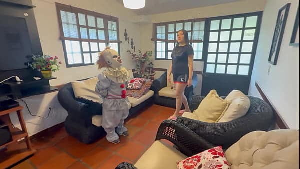 Encuentro una cabaña abandonada con un pequeño misterioso payaso dentro de ella, me pide que le haga una rica follada en cambio de dejarme hospedar en ella; termino sacándole toda su deliciosa leche